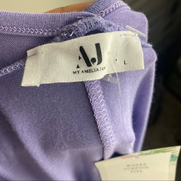 AJ Oversized Lavender V-neck Tee Size Small - Picture 6 of 7